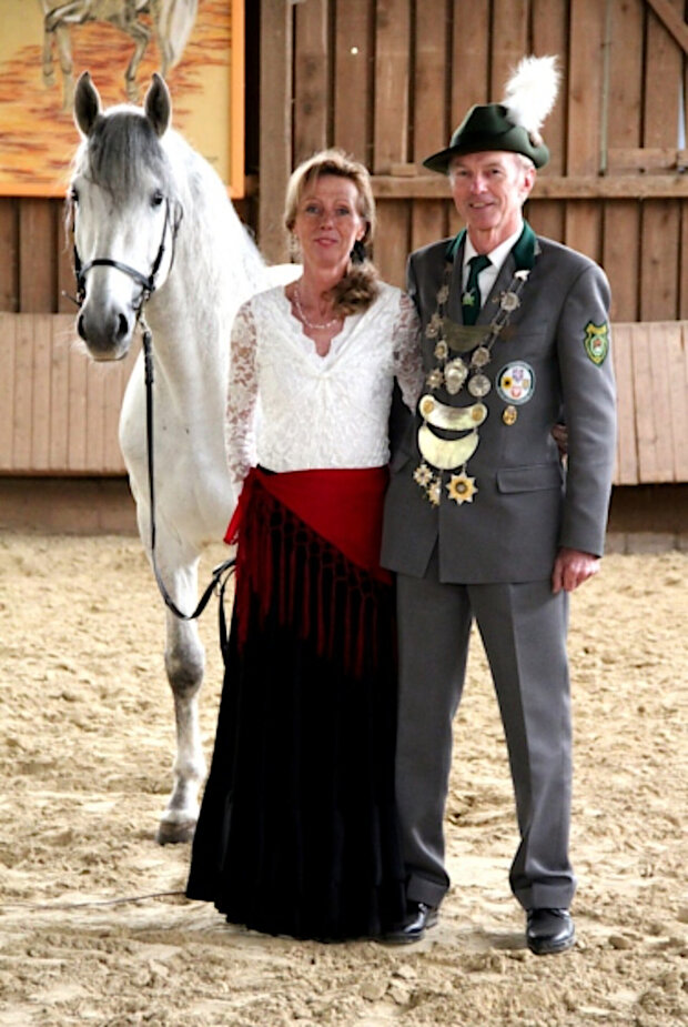 Das Königspaar mit ihrem Pferd